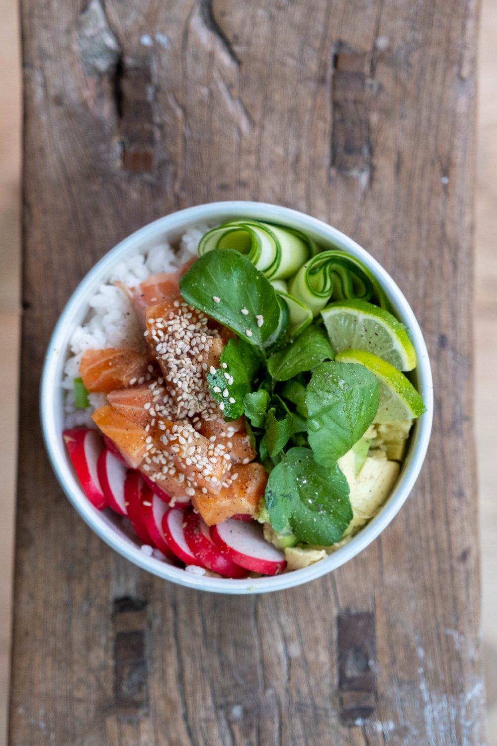 Pokebowl met spicy gemarineerde zalm