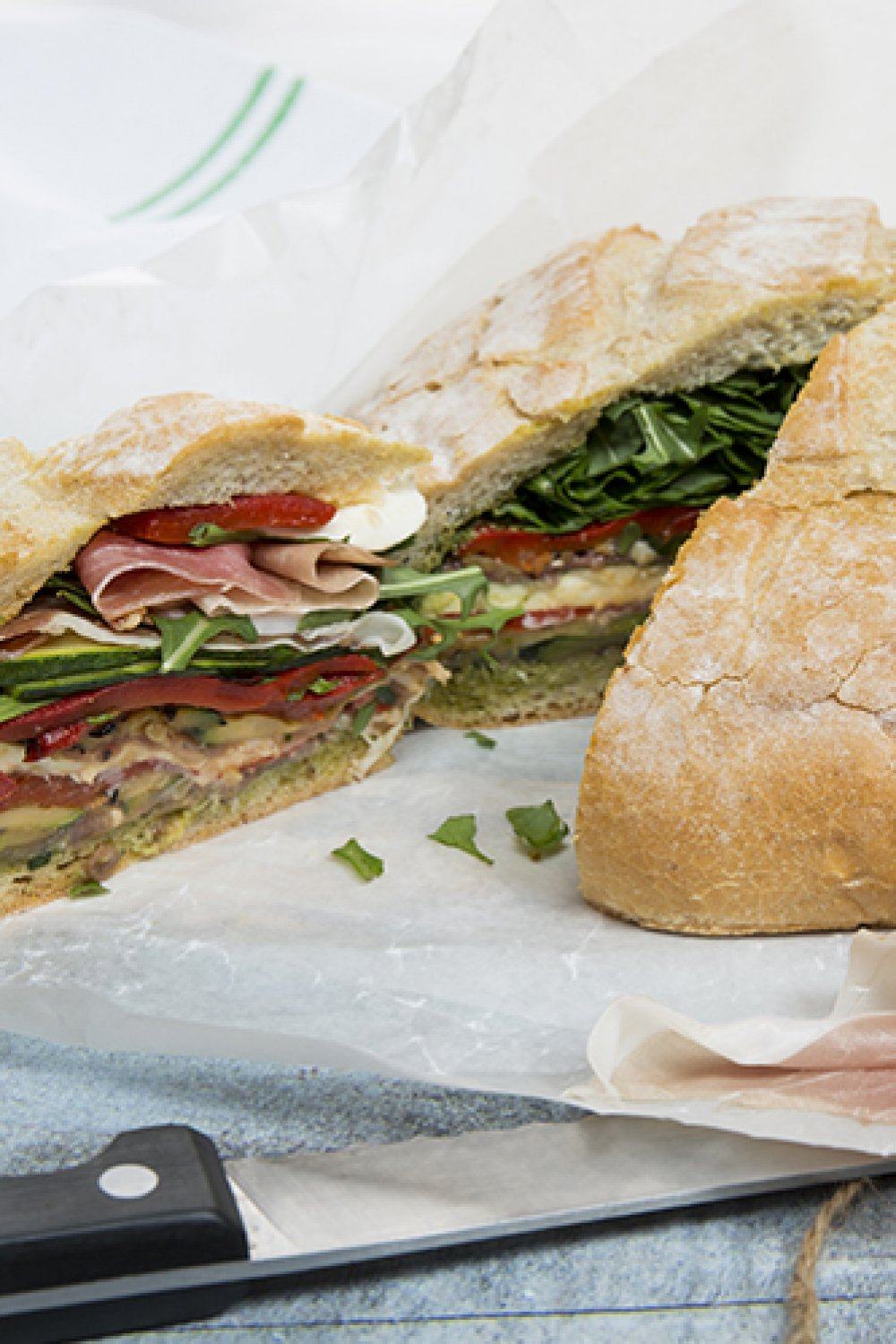 Picknickbrood met Parmaham, courgette, paprika & pesto