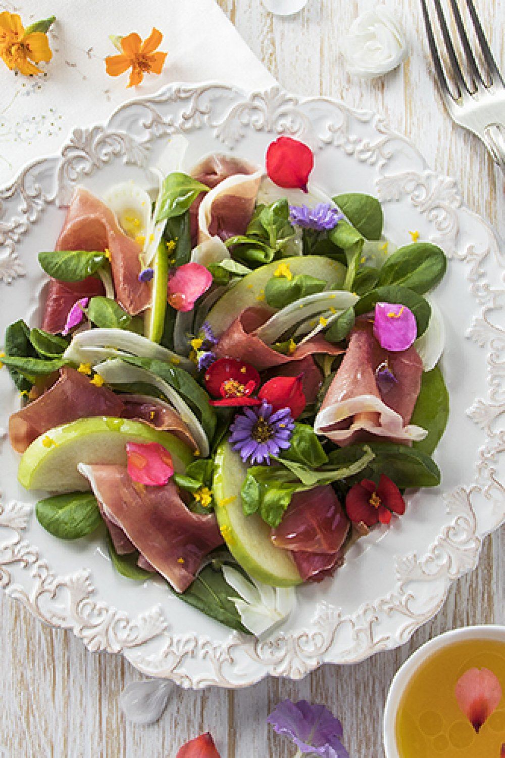 Frisse lentesalade met groene appel en Parmaham