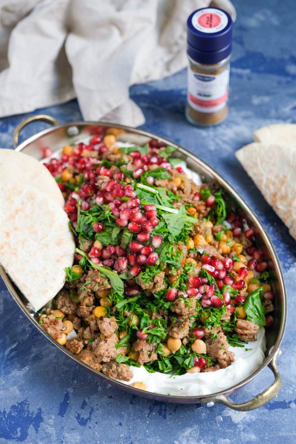 Libanese gehaktschotel met labneh en pitabroodjes