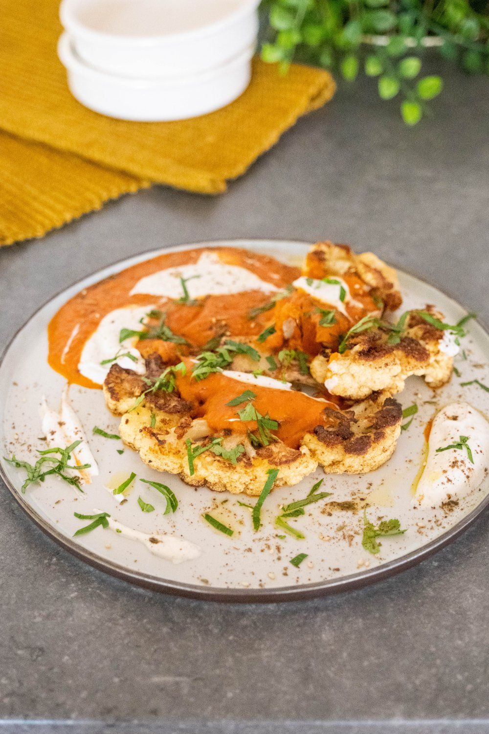 Bloemkoolsteak met tomatensaus