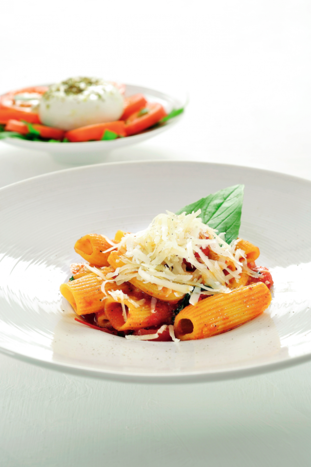 Paccheri met tomatensaus en mozzarellaslaatje