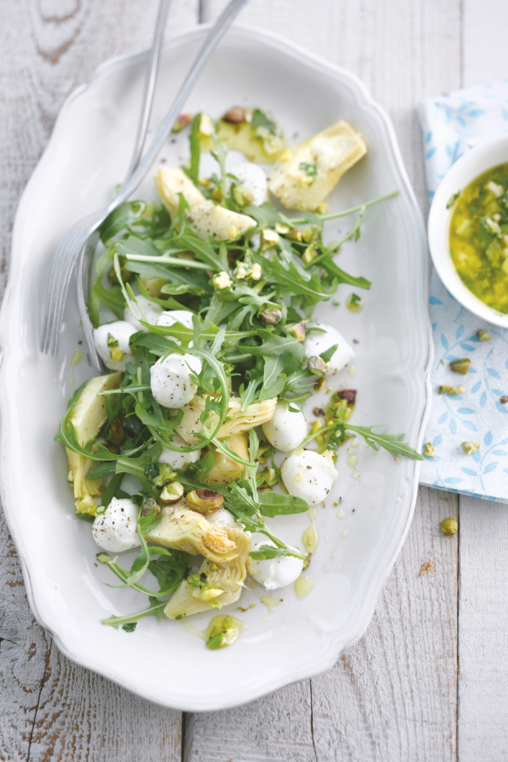 Salade met mozzarella, artisjok en pistachenoten