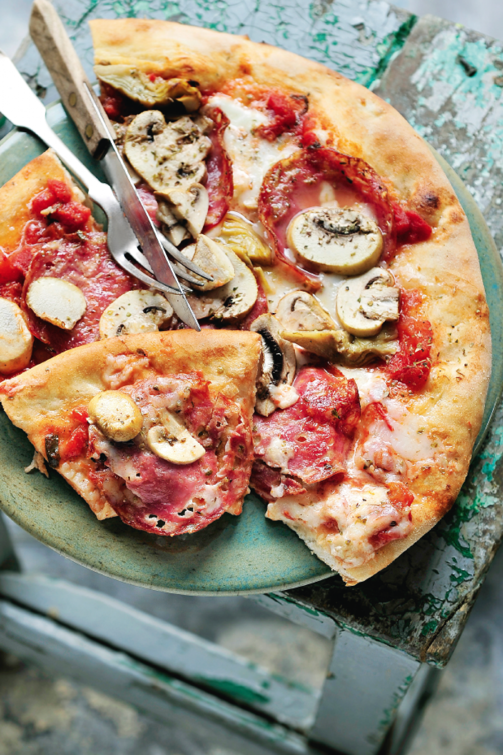 Blijkbaar aanplakbiljet controleren Pizza met salami, artisjok en champignons - Recepten - njam!