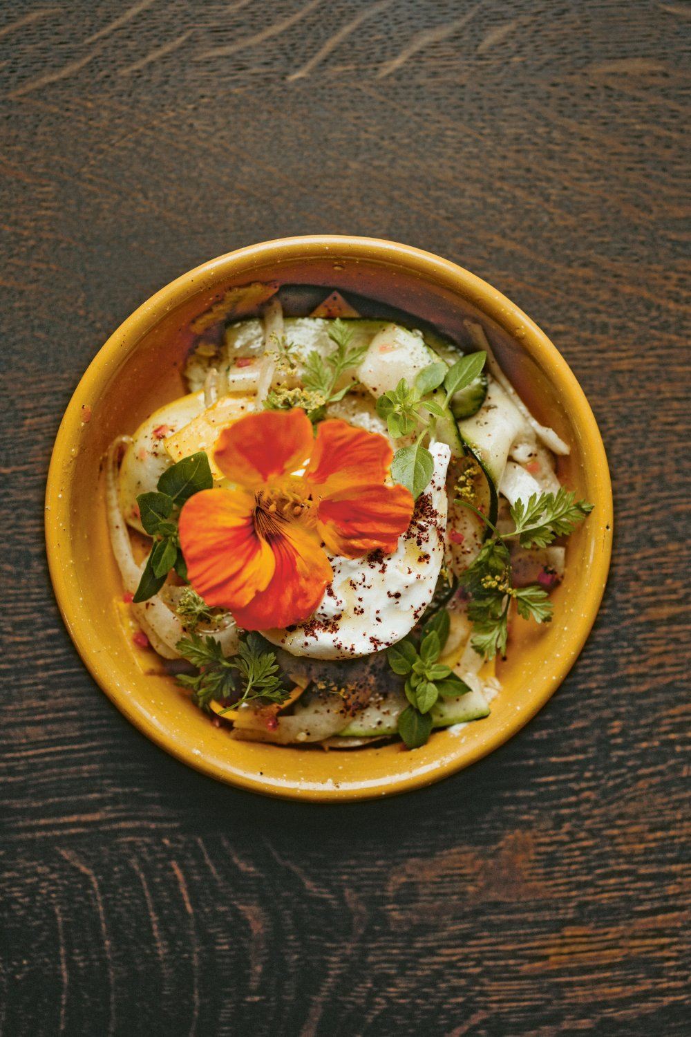 Salade van courgette en burrata