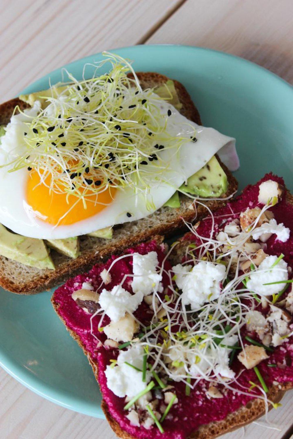 Speltbrood met rode bietenspread en avocadobeleg