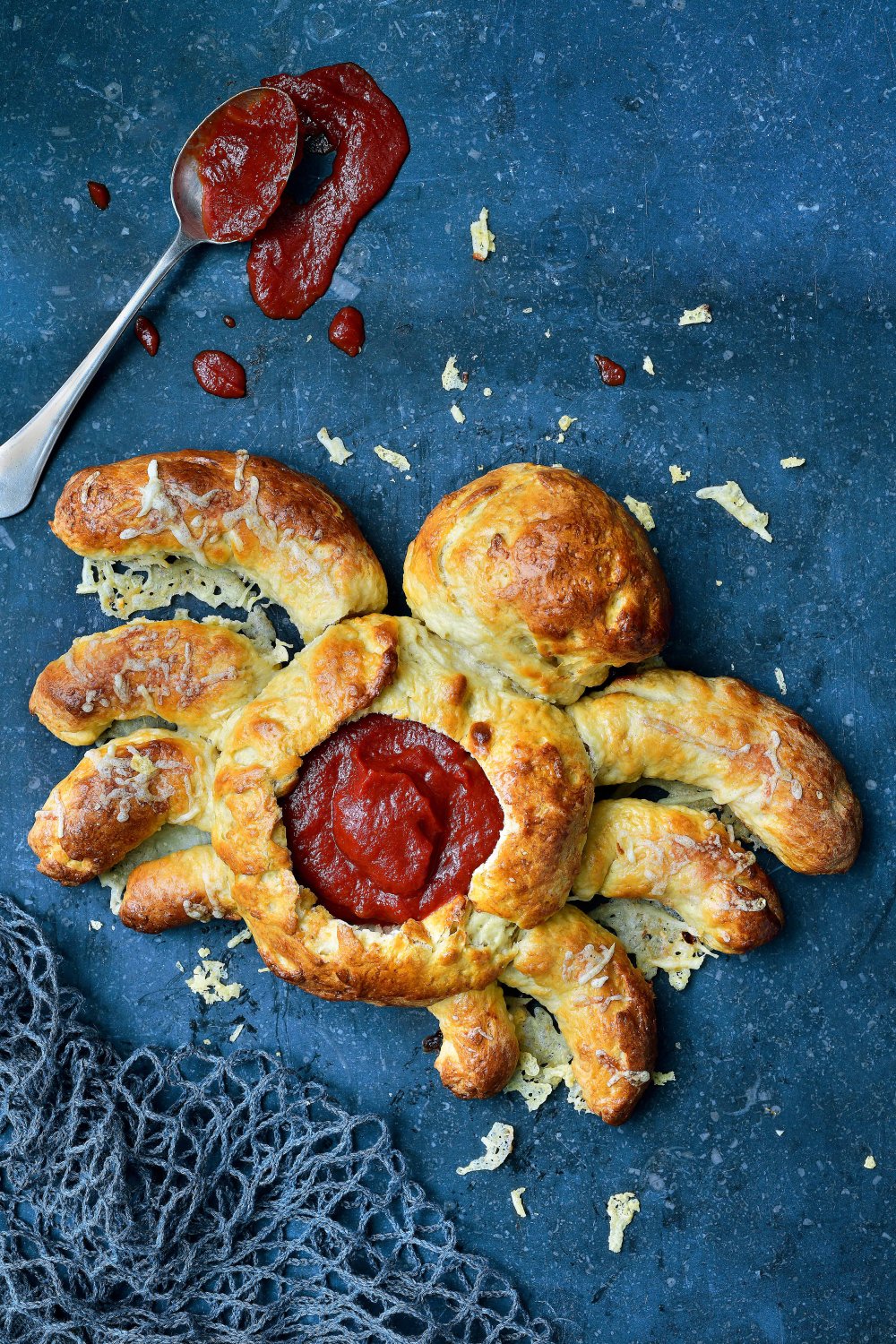 Broodspin met kaaspoten en tomatendip