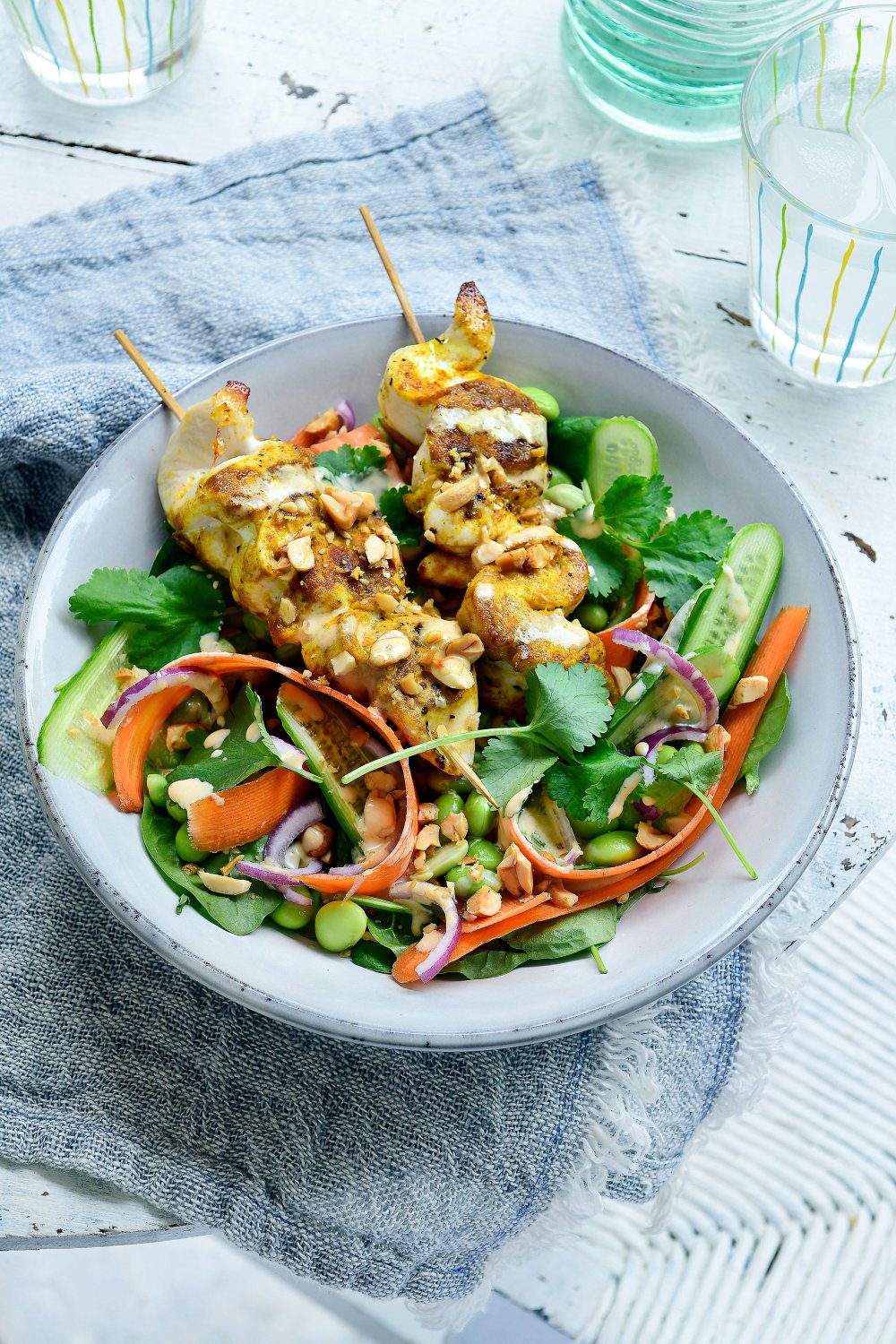 Thaise salade met kipspiesjes en pinda