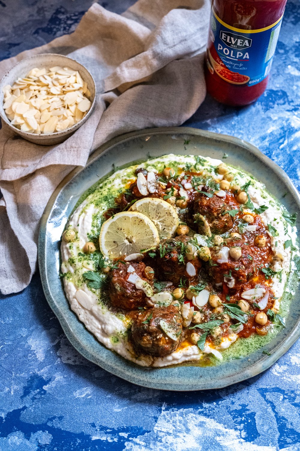 Libanese balletjes in tomatensaus met hummus van witte bonen