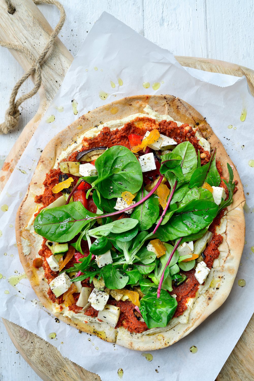 Krokant platbrood met gegrilde groenten en feta