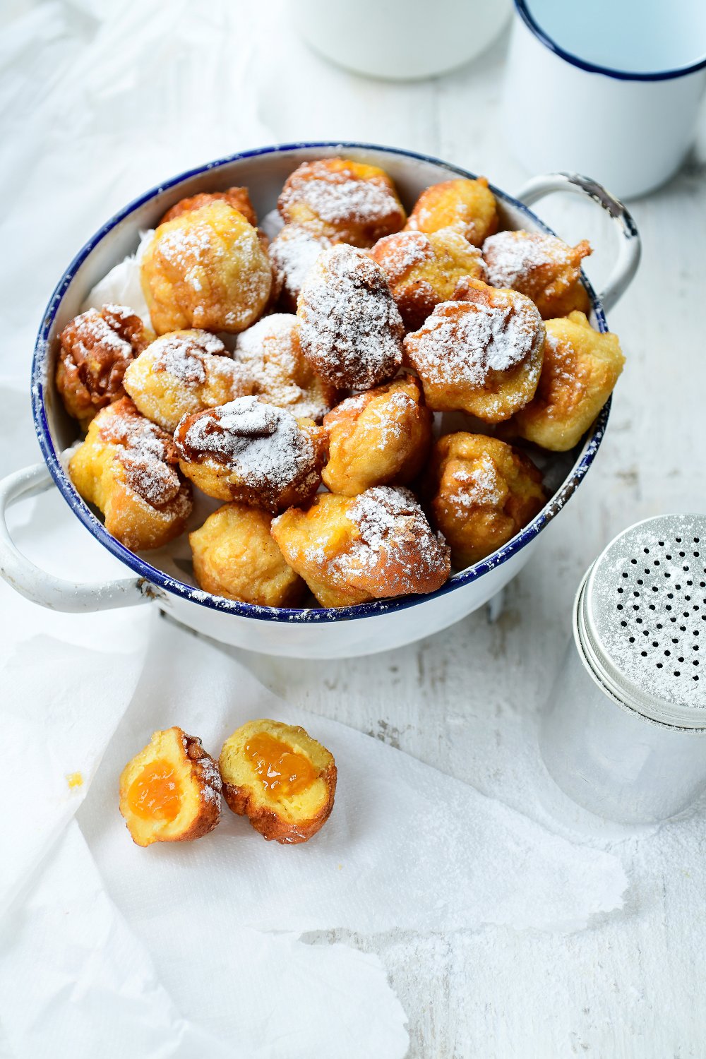 Sandwich oliebollen met oranje jam