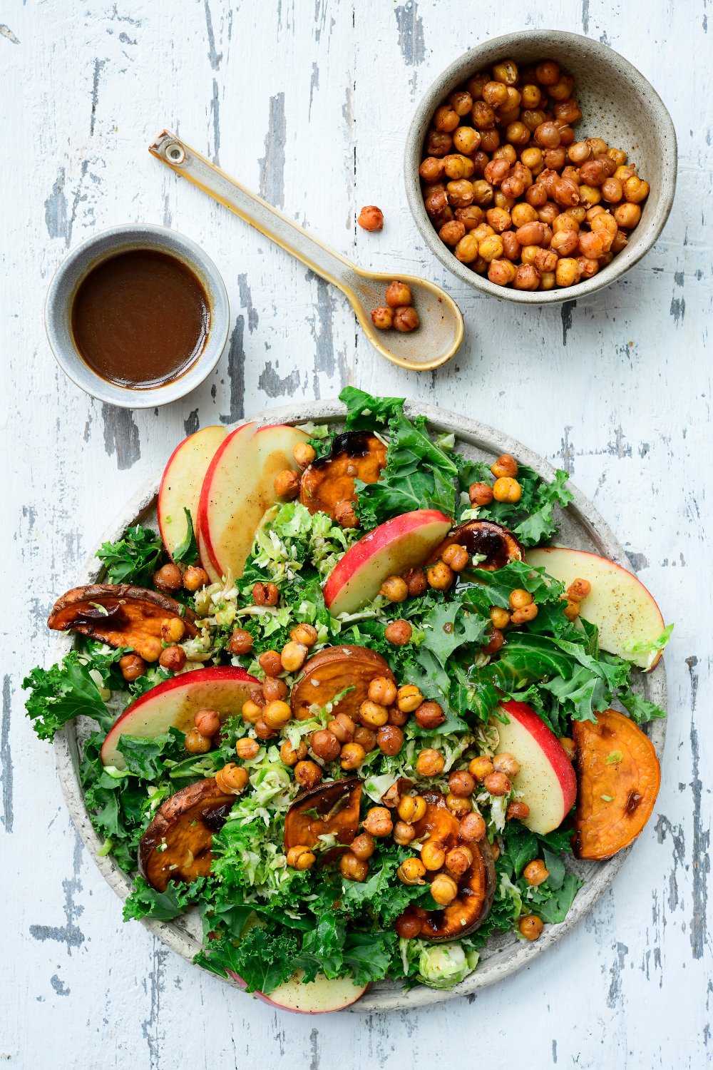 Salade van rauwe spruitjes, boerenkool, appel en zoete aardappel