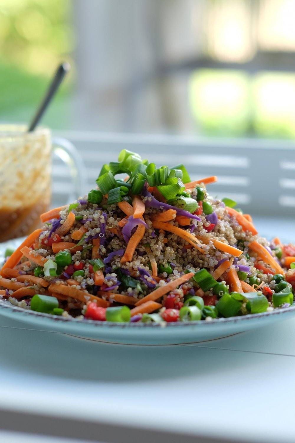 Salade met quinoa en pindasaus