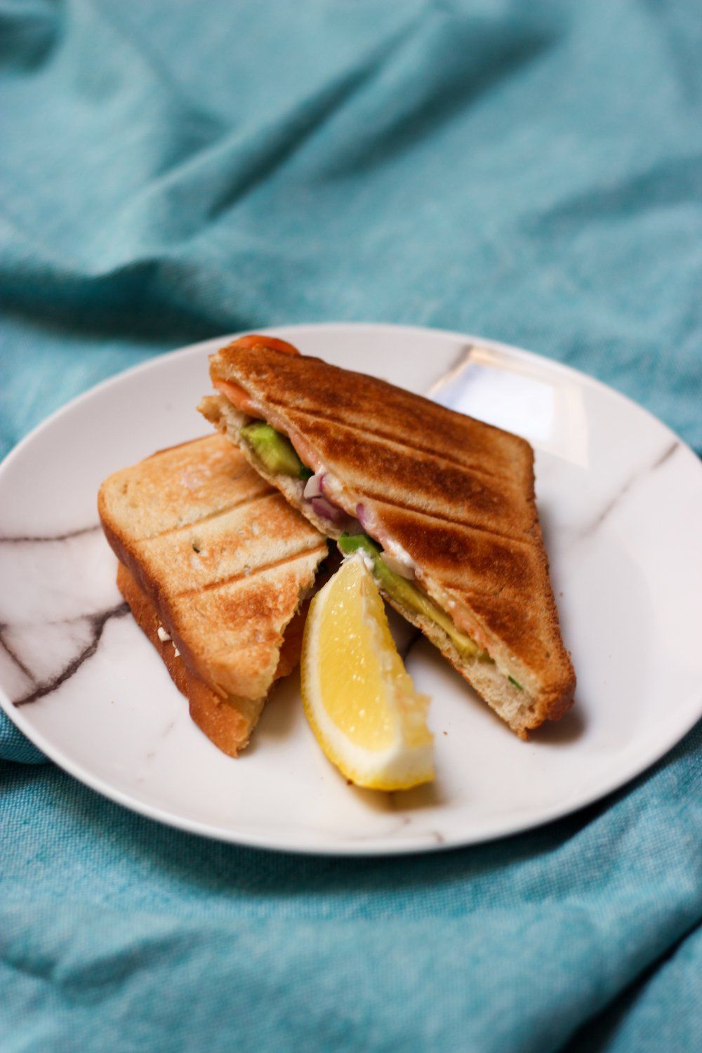 Croque met roomkaas, zalm en avocado