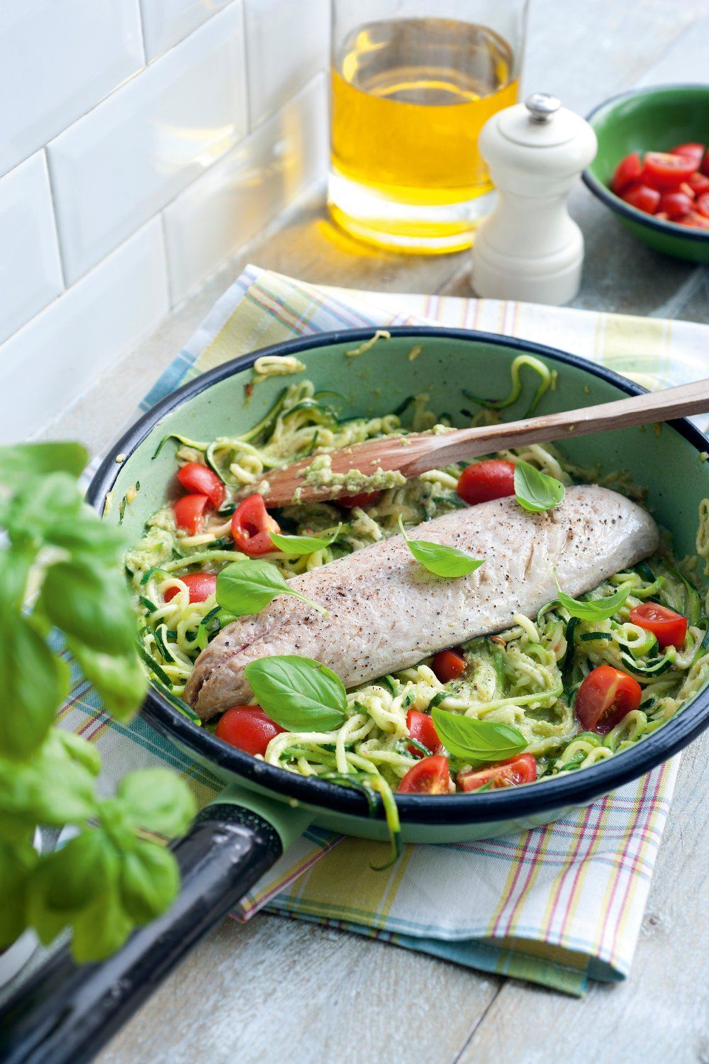 Courgetti met pesto en makreel 