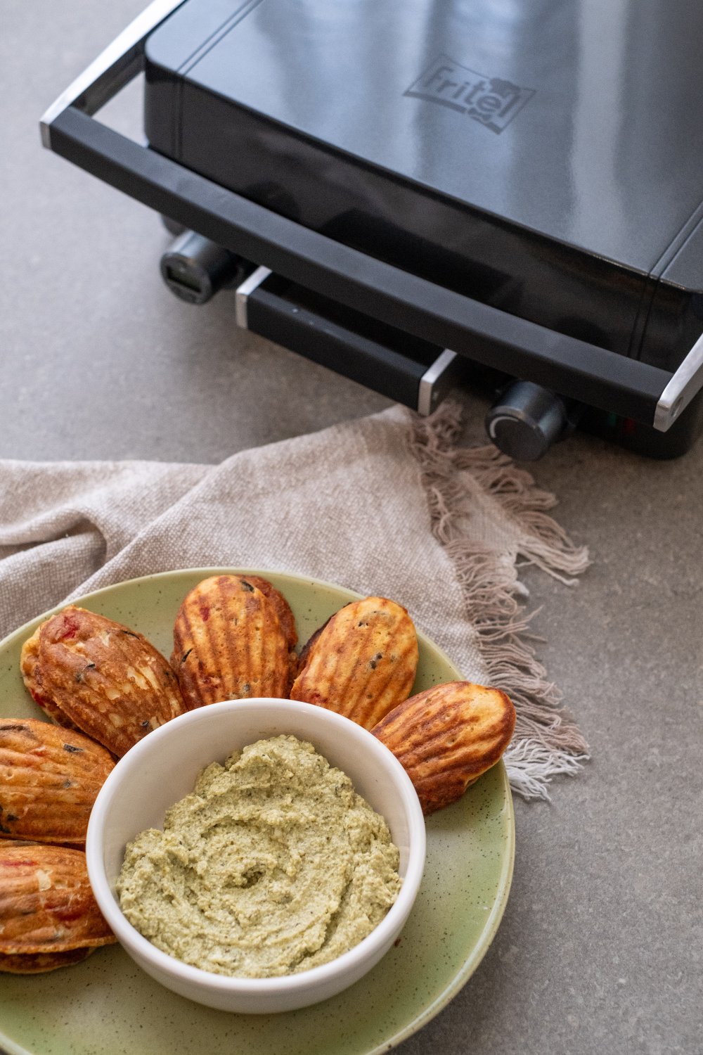 Hartige madeleintjes met paprika en olijven