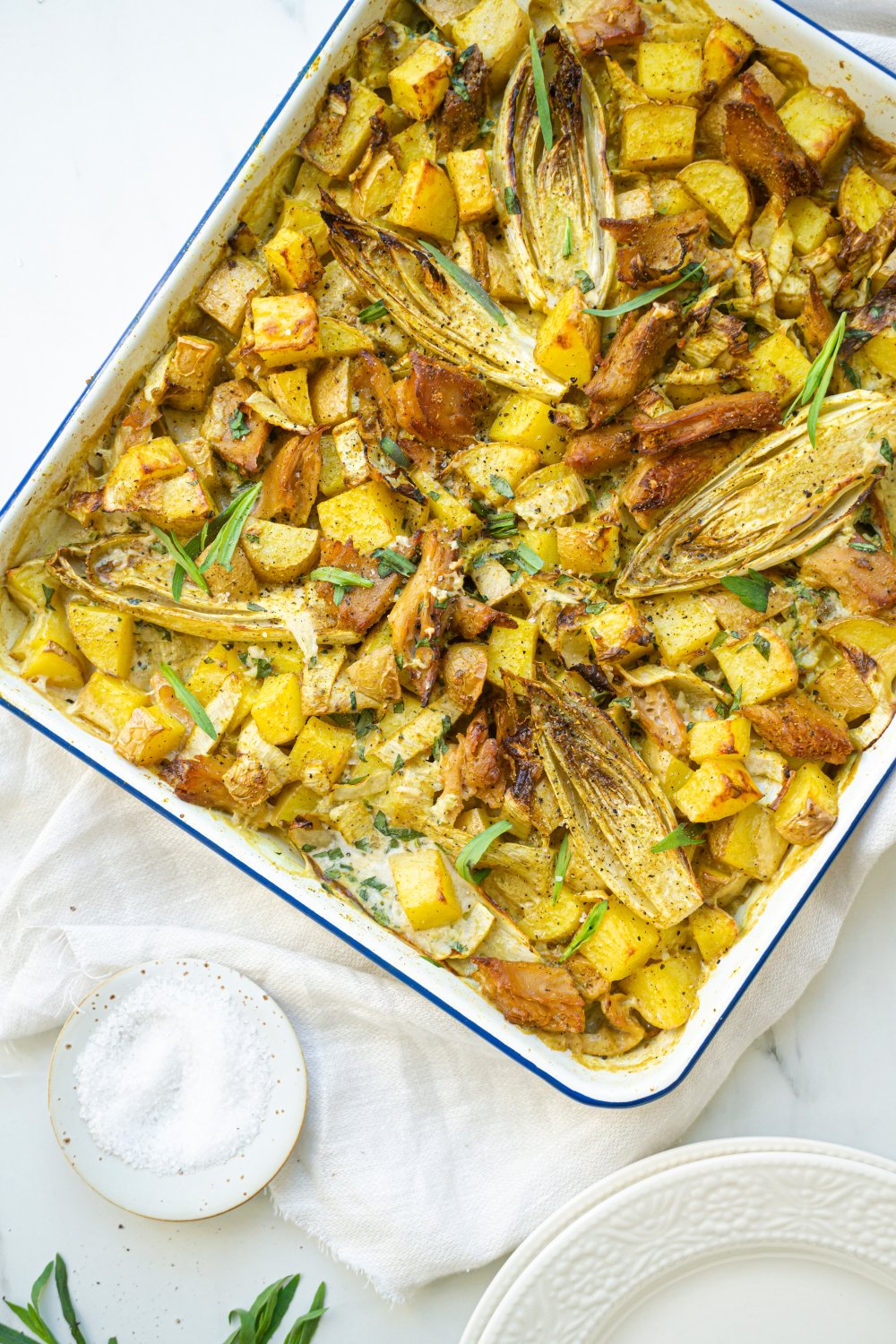 Witloofcurry traybake met kip, aardappel en dragon