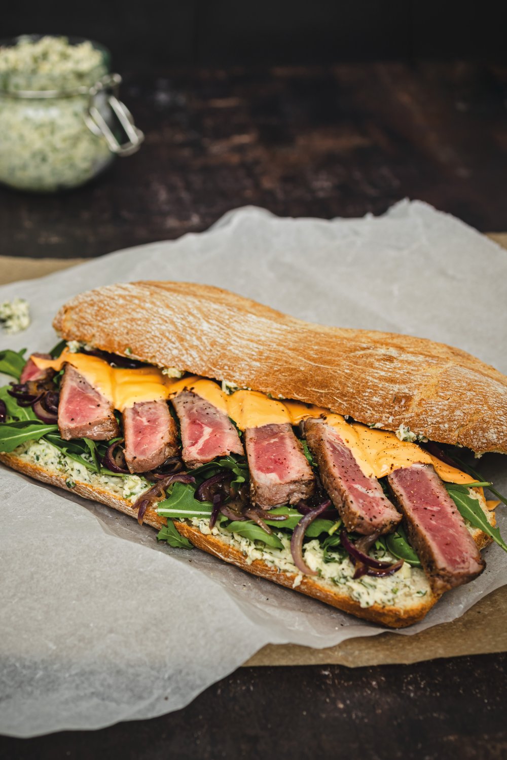 Steak sandwich met zelfgemaakte kruidenboter