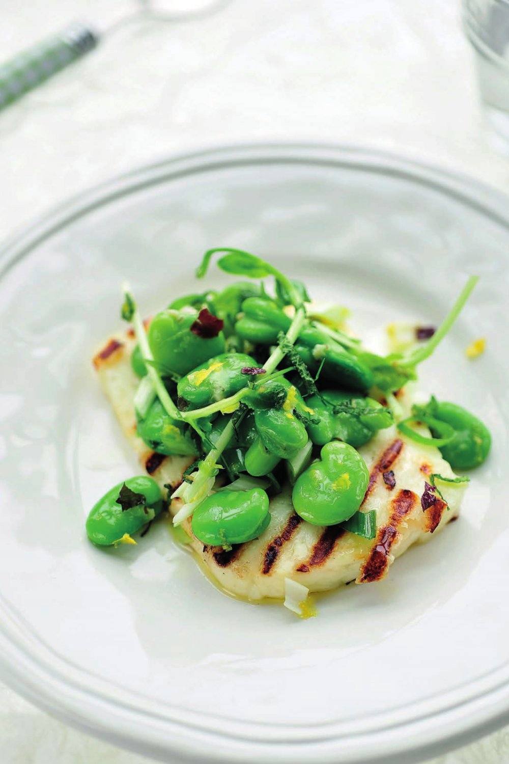 Gergrilde halloumi met salade van tuinbonen, met algen en citroenvinaigrette