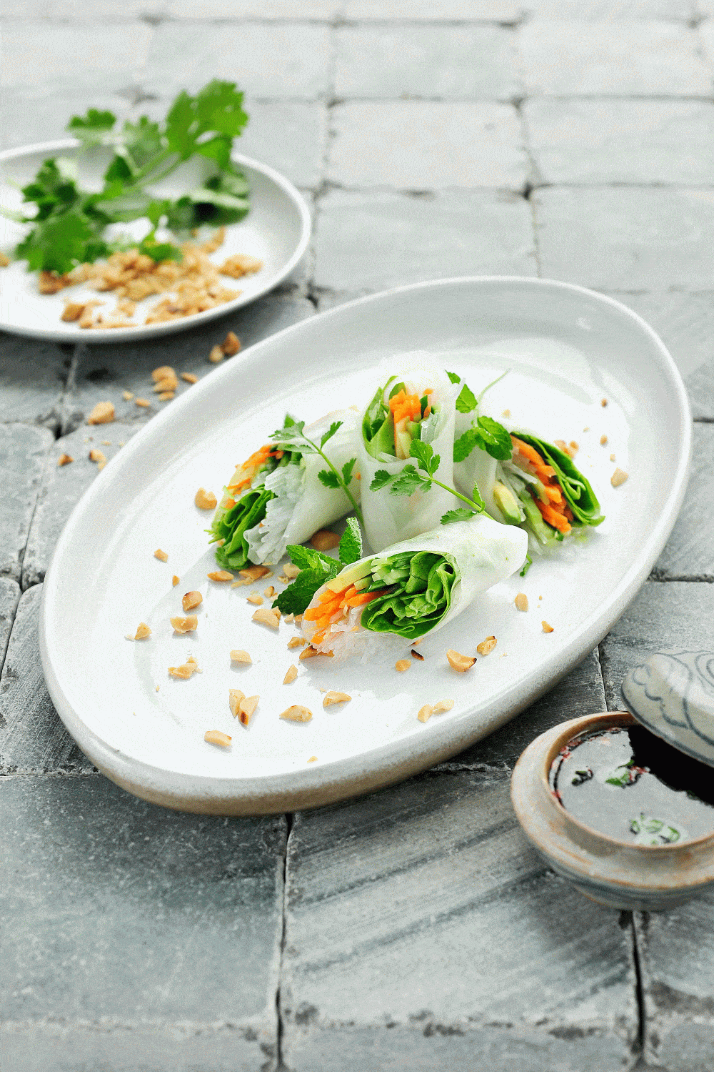 Vietnamese lenterolletjes met kropsla, avocado en geroosterde pinda