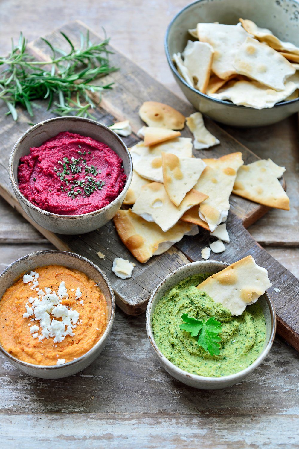 Hummus met paprika en feta