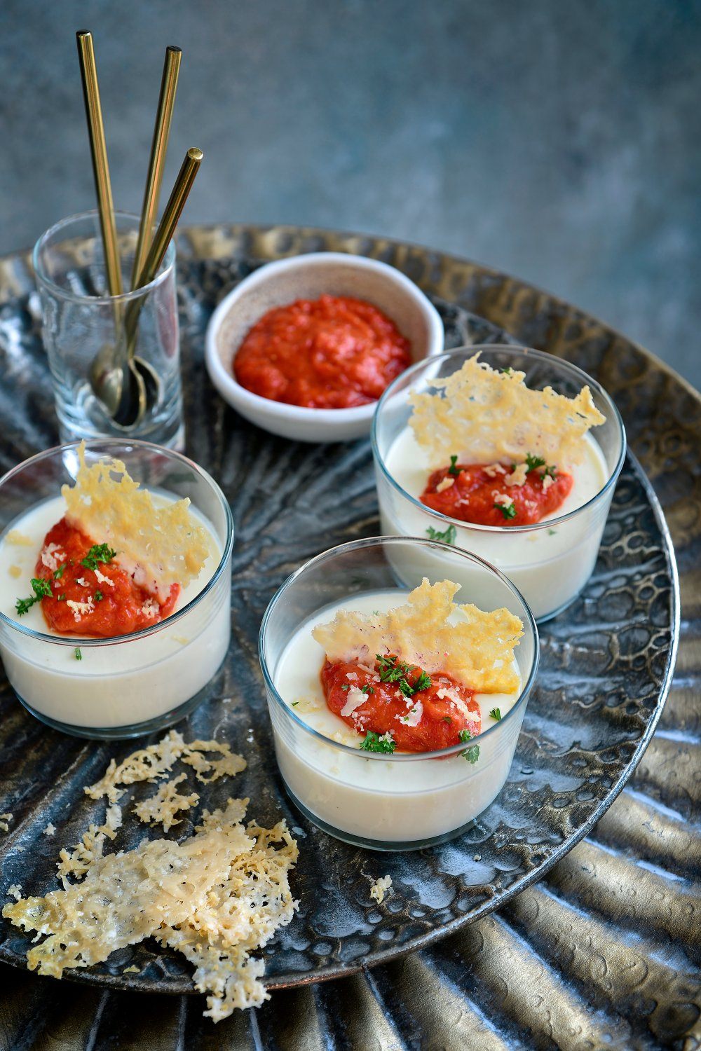 Hartige panna cotta met geitenkaas en paprikacoulis