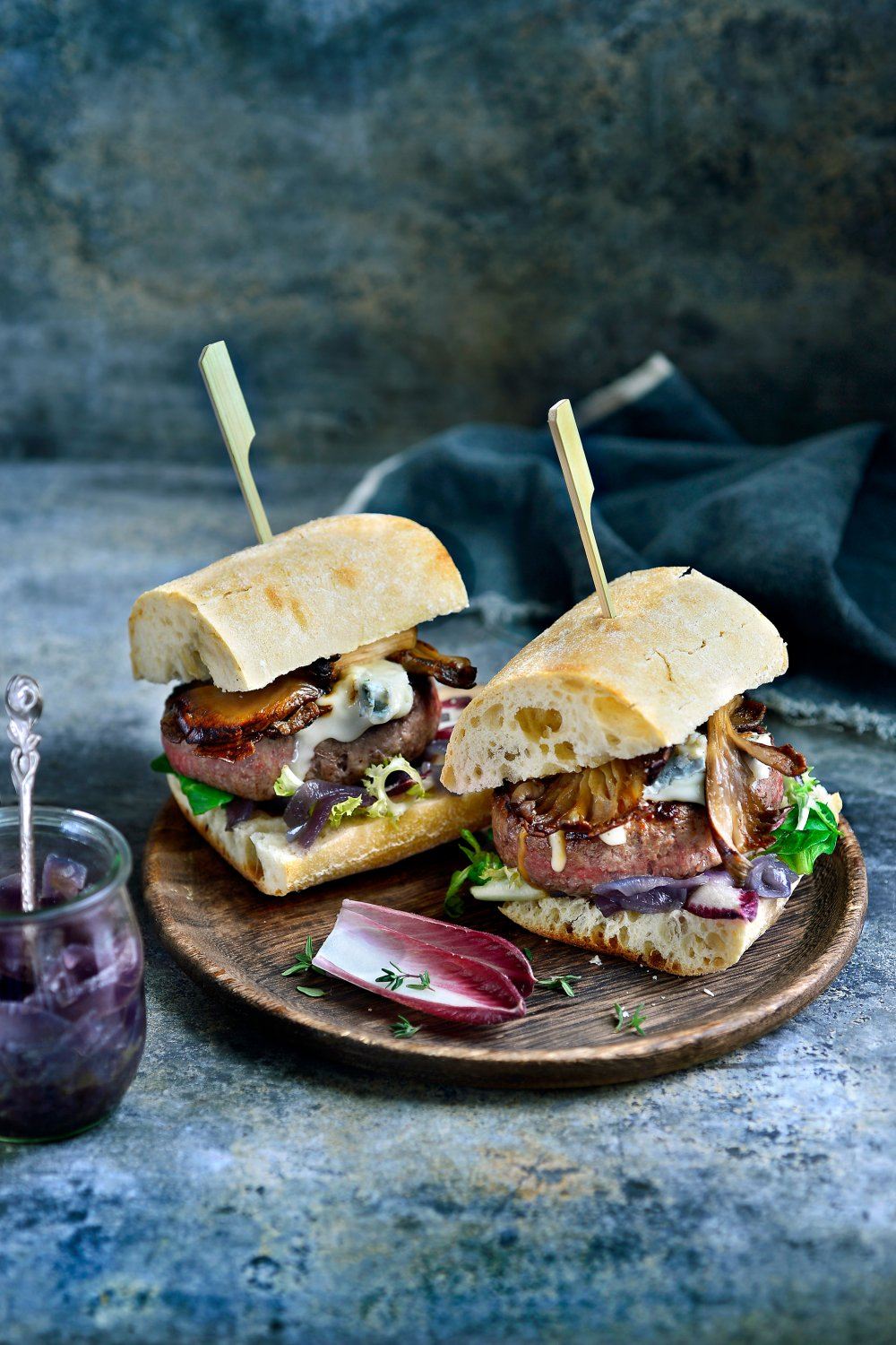 Winterburger met uienkonfijt, blauwe kaas en oesterzwammen