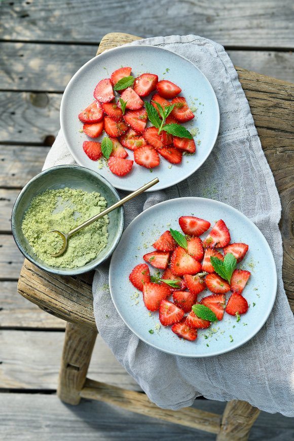 Aardbeiensalade met muntsuiker