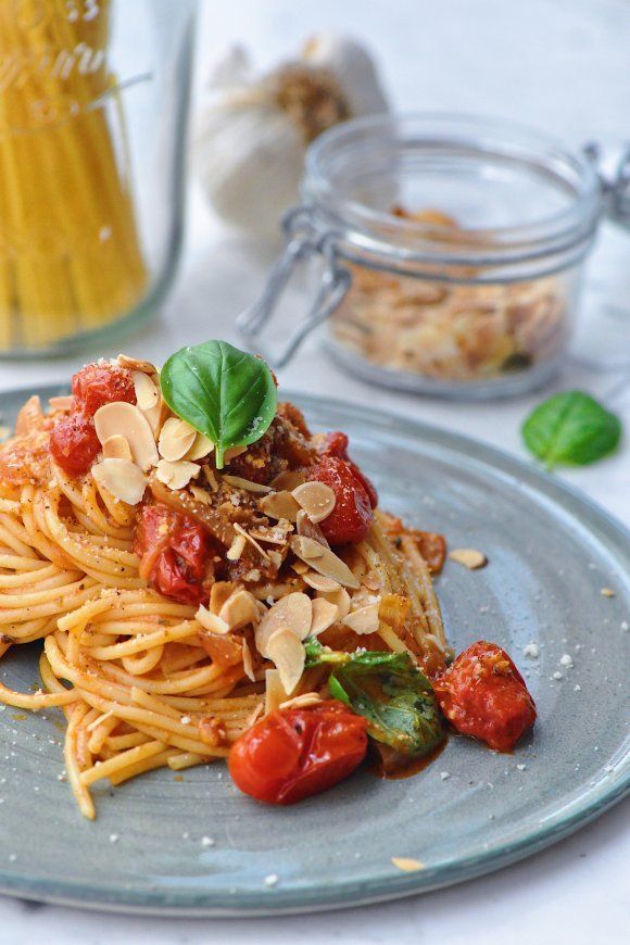 Pasta met kerstomaten en geroosterde amandelschilfers