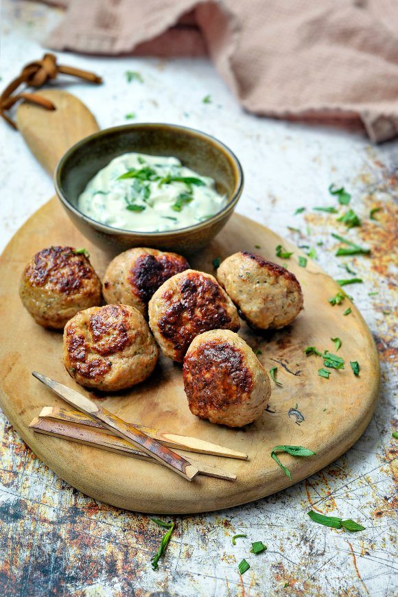 Kippengehaktballetjes met dragonmayonaise