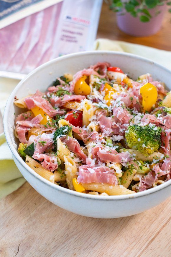 Pasta primavera met Parmaham