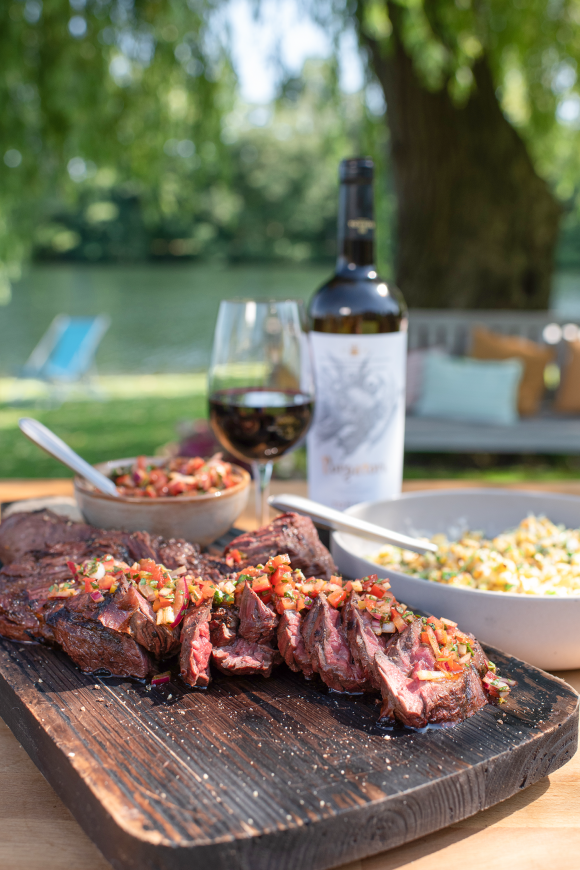 Gegrilde longhaas steak met rode chimichurri en maïssalade