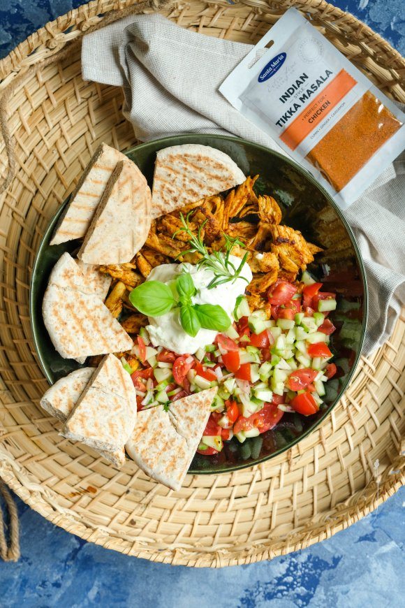 Pita van pulled chicken met groentensalsa