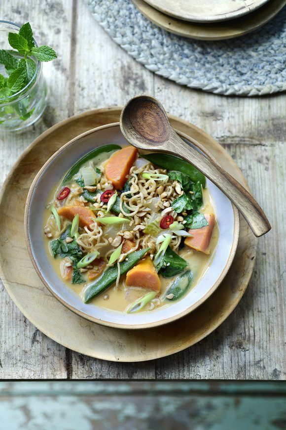 Gele curry met noedels en zoete aardappel