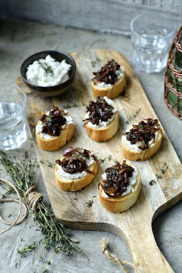 Crostini met geitenkaas en gekarameliseerde sjalot