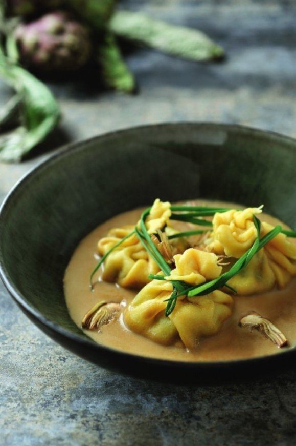 Pastapakje gevuld met ricotta, parmaham en een saus van artisjok