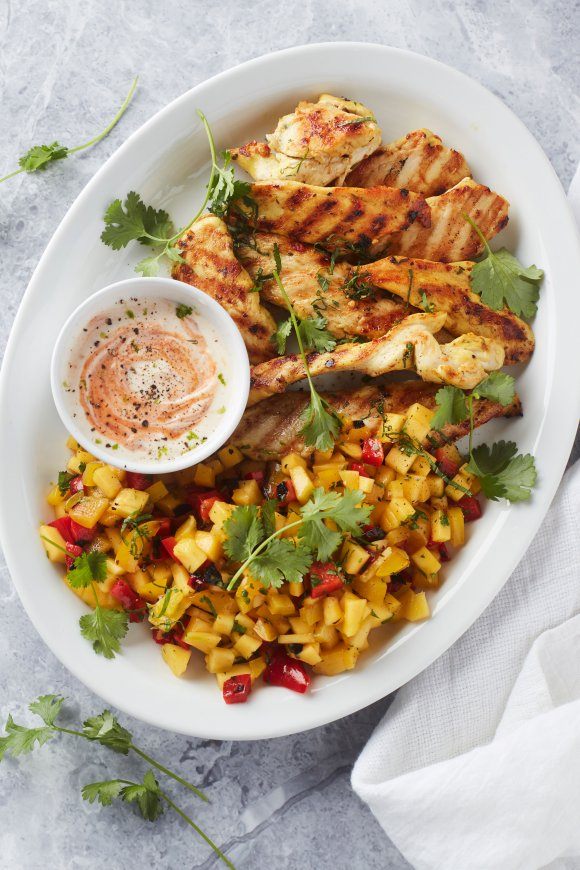 BBQ-kip met mangosalsa en harissa-yoghurtdressing