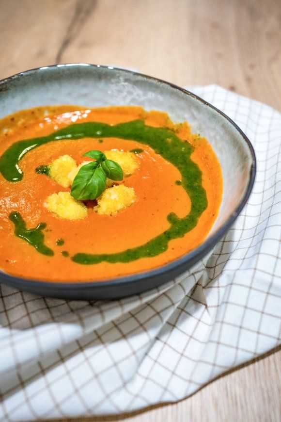 Geroosterde tomatensoep met mozzarella croutons en basilicumolie