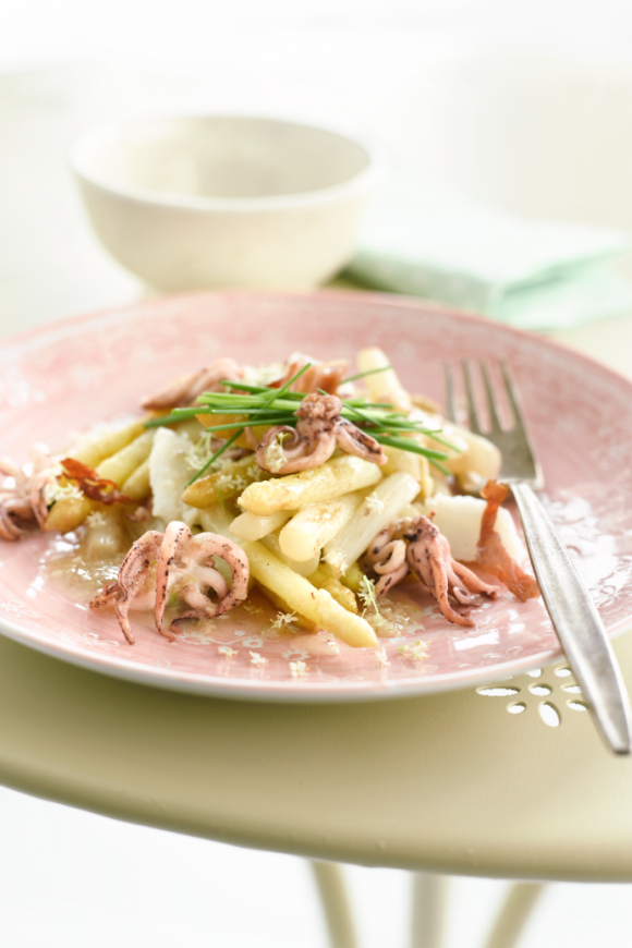 Slaatje met asperges, inktvis en krokante parmaham