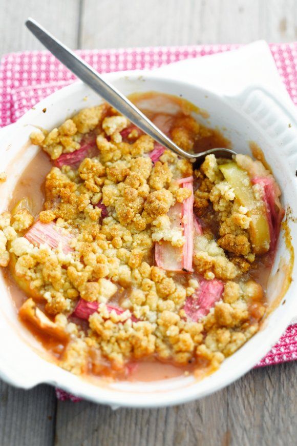 Knapperige crumble van rabarber, appel en gember