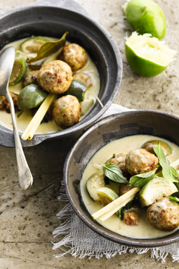 Groene curry met pistacheballetjes