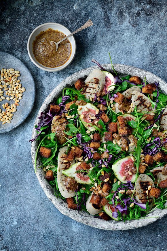 Salade met witte pens, vijgen en peperkoekcroutons