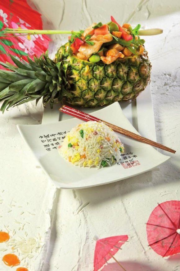 Ananas met zuurzoete groentjes  en nasi goreng