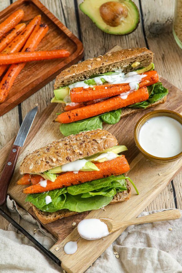 Wortelhotdogs met avocado en yoghurtsaus