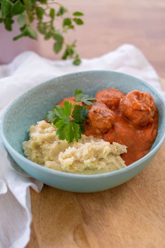 Parmezaan-kalfsgehaktballetjes met tomatensaus en puree