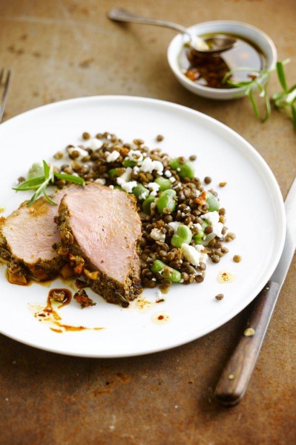 Varkensgebraad met mosterdkorst en peulensalade