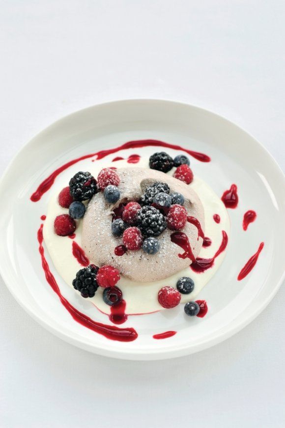 Chocolademeringue met rood fruit