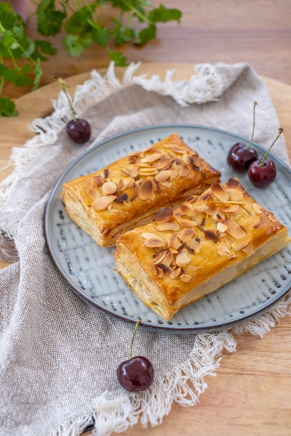 Kersenflappen met pudding en amandelschilfers