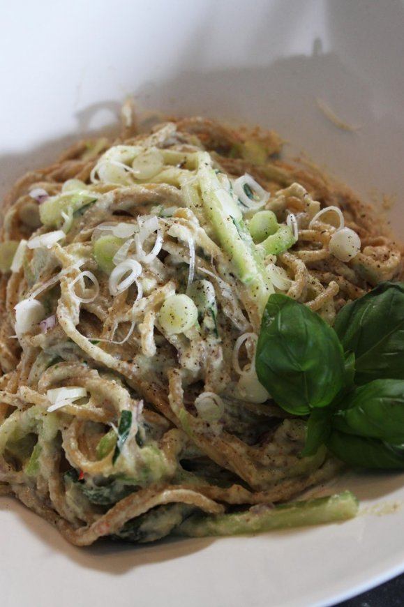 Pasta met courgette en crème van cashewnoten