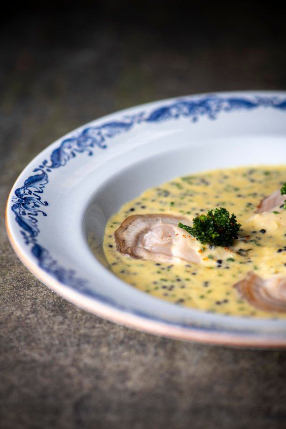 Zeeuwse platte oesters met beurre blanc van gerookte boter en haringeitjes